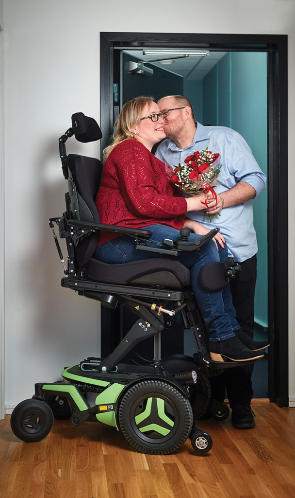 F3 Corpus_woman and partner flowers_apt_02_WEB F3 Corpus_woman and partner flowers_apt_02_WEB