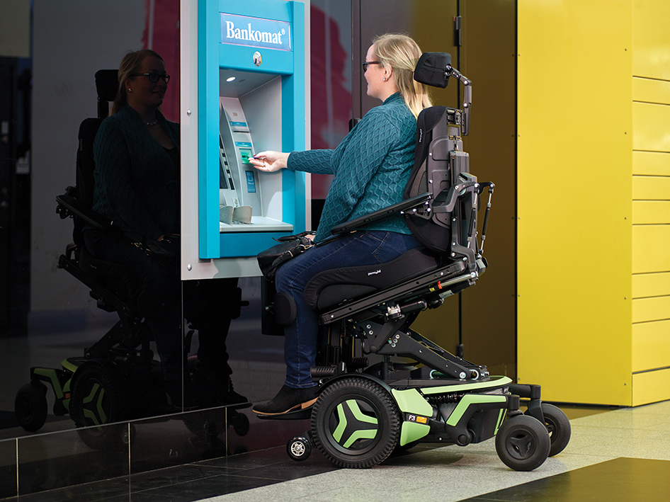 F3 Corpus_woman_ATM_Active Reach_01_WEB F3 Corpus_woman_ATM_Active Reach_01_WEB