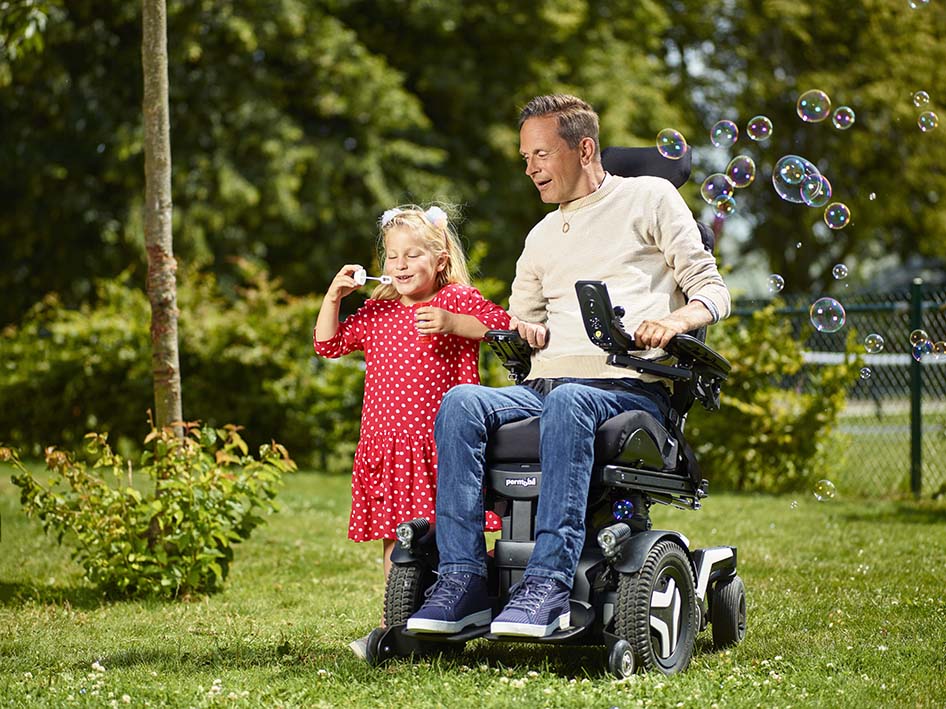 F5 Corpus_man_girl_blowing bubbles_04_WEB F5 Corpus_man_girl_blowing bubbles_04_WEB