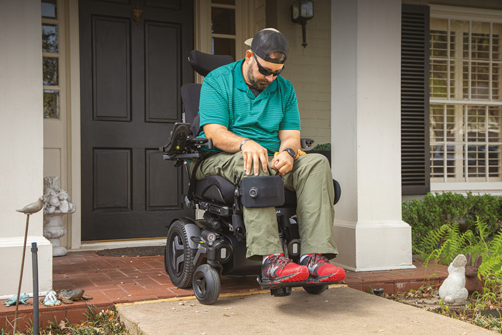 MCorpusVS_man_outside home_knee support focus_01_WEB MCorpusVS_man_outside home_knee support focus_01_WEB